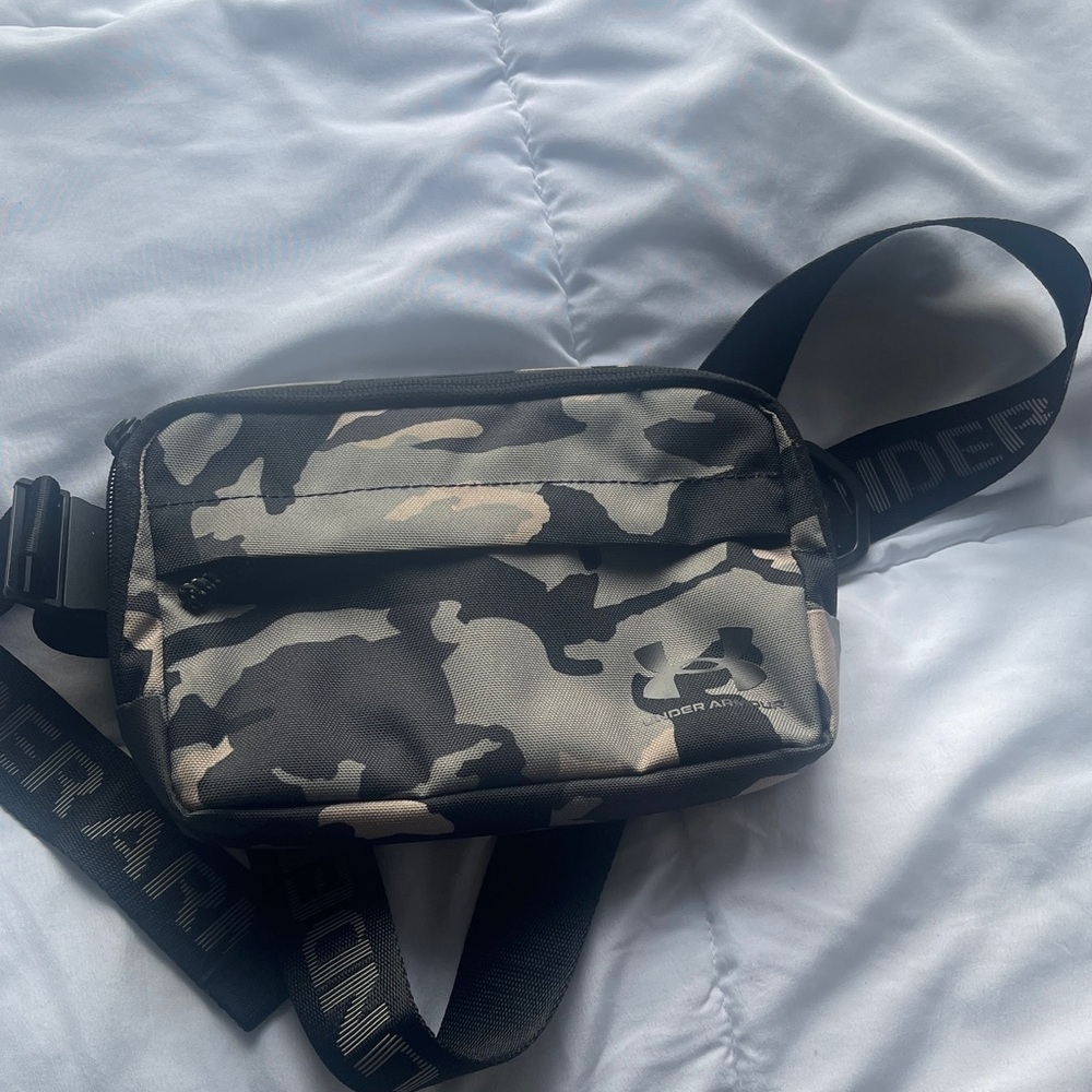 Under Armour Men's Black and Gray Camouflage Belt Bag